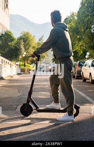 Un homme à scooter électrique sur la rue Banque D'Images