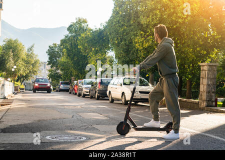 Un homme à scooter électrique sur la rue Banque D'Images