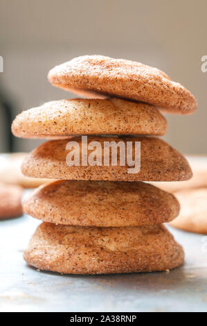 Snickerdoodles témoins (ou cookies) sucre empilés sur une plaque de cuisson pour tir vertical. Banque D'Images