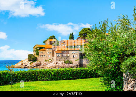 Vue sur le village de Sveti Stefan Banque D'Images