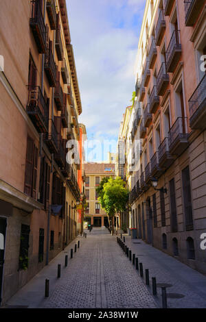 Vue en perspective d'une rue typique du centre-ville de Madrid, Espagne, zone résidentielle. Banque D'Images