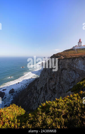 Vue panoramique sur l'océan Atlantique, Phare et côte sauvage à Cabo da Roca, le point le plus de l'Europe continentale, au Portugal. Banque D'Images