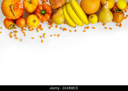 Jaune et orange d'automne frais Légumes et fruits isolé sur fond blanc, vue d'en haut. Télévision. automne fond. Banque D'Images