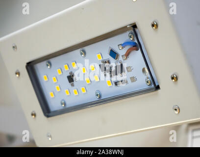 LED moderne lampe de rue dans un boîtier métallique Banque D'Images