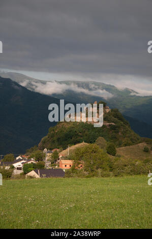 Le château de Lordat est un des plus anciens et des plus importants châteaux féodaux du comté de Foix dans l'Ariège région du sud-ouest de la France Banque D'Images