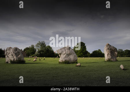 Un cercle d'Avebury henge monument néolithique contenant trois cercles de pierres, autour du village d'Avebury dans le Wiltshire, dans le sud-ouest de l'Angleterre Banque D'Images