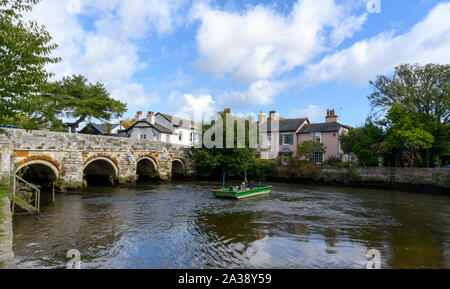 Deux pêcheurs de pêche un punt sur la rivière Avon près de Town Bridge, Christchurch, Dorset, England, UK Banque D'Images