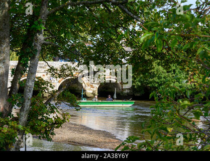 Deux pêcheurs de pêche un punt sur la rivière Avon près de Town Bridge, Christchurch, Dorset, England, UK Banque D'Images