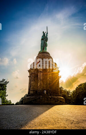 L'Hermannsdenkmal en Allemagne au coucher du soleil Banque D'Images