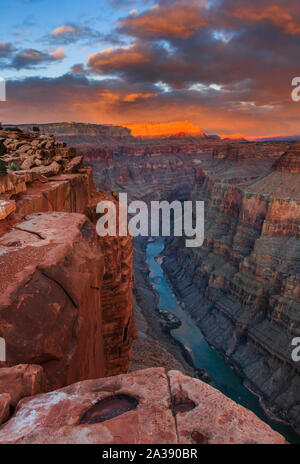 Colorado river traverse la profondeur du Grand Canyon Banque D'Images