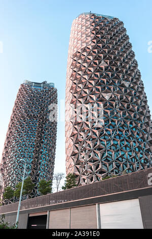 Abu Dhabi, Emirats Arabes Unis - Apr.14, 2017 : Al Bahr Towers - moderne, haute efficacité énergétique, une architecture novatrice avec des stores automatiques Banque D'Images