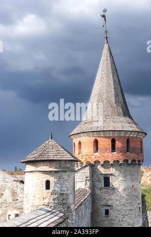 La tour de pierre d'un château sur un fond de ciel d'automne, Kamenetz-Podolsk, Ukraine, Sep.2019 Banque D'Images