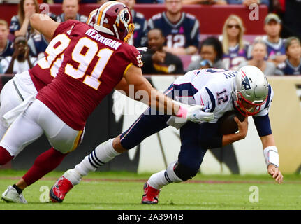 Landover, United States. 06 Oct, 2019. New England Patriots quarterback Tom Brady (12) est licencié par Redskins de Washington linebacker Ryan Kerrigan (91) au cours de la première moitié d'un match de la NFL à FedEx Field à Landover, Maryland, dimanche, Octobre 6, 2019. Photo de David Tulis/UPI UPI : Crédit/Alamy Live News Banque D'Images