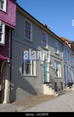 Maison en ville, rue Thaxted, Essex, qui était la maison de Gustav Holst, de 1917 à 1925. Une plaque bleue, près de la porte, sur le mur de façade Banque D'Images