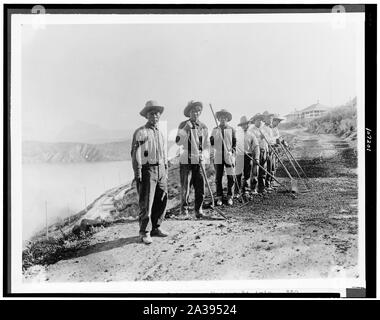 Rivière Salée, en Arizona. Les travailleurs Indiens Apache, Roosevelt, Arizona Banque D'Images