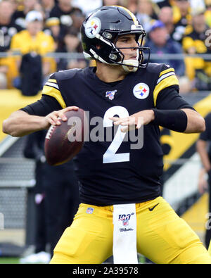 Pittsbugh, United States. 06 Oct, 2019. Le quart-arrière des Steelers de Pittsburgh Mason Rudolph (2) renvoie au premier trimestre contre les Ravens de Baltimore au premier trimestre au Heinz Field de Pittsburgh le Lundi, Octobre 6, 2019. Photo par Archie Carpenter/UPI UPI : Crédit/Alamy Live News Banque D'Images