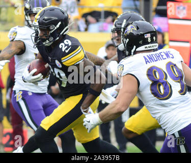 Pittsbugh, United States. 06 Oct, 2019. Pittsburgh Steelers arrière défensif Kam Kelly (29) retourne son interception contre les Ravens de Baltimore au premier trimestre au Heinz Field de Pittsburgh le Lundi, Octobre 6, 2019. Photo par Archie Carpenter/UPI UPI : Crédit/Alamy Live News Banque D'Images