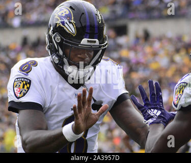 Pittsbugh, United States. 06 Oct, 2019. Baltimore Ravens quarterback Lamar Jackson (8) Le célèbre dans l'endzone passe de touché au premier trimestre contre les Steelers de Pittsburgh au stade Heinz Field de Pittsburgh le Lundi, Octobre 6, 2019. Photo par Archie Carpenter/UPI UPI : Crédit/Alamy Live News Banque D'Images