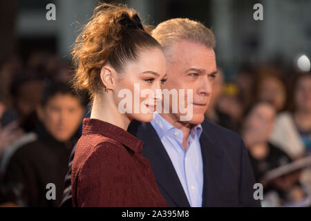 Ray Liotta et fille Karsen arrivant pour la première histoire de mariage, dans le cadre de la BFI London Film Festival, à l'Odeon Leicester Square à Londres. Banque D'Images