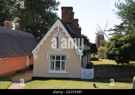 Les Hospices, Thaxted, Essex, stand dans le cimetière offrant une vue merveilleuse sur John Webb's moulin à vent. Banque D'Images