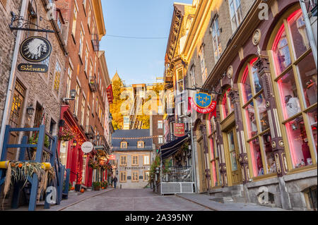 La ville de Québec, Canada - 5 octobre 2019 : Rue Sous le Fort et funiculaire de Québec dans l'arrière-plan. Banque D'Images