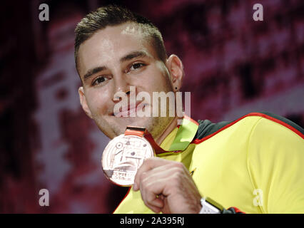 Doha, Qatar. 06 Oct, 2019. L'athlétisme, Championnats du monde, Championnats du monde, Khalifa International Stadium : lancer du javelot hommes. Johannes Vetter de l'Allemagne avec la médaille de bronze. Crédit : Michael Kappeler/dpa/Alamy Live News Banque D'Images