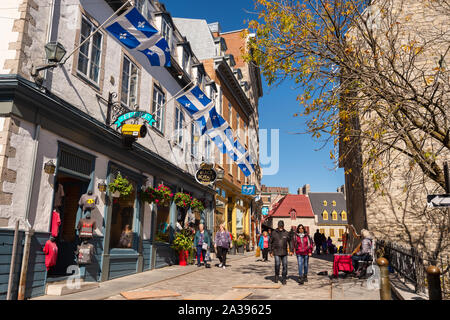 La ville de Québec, Canada - 5 octobre 2019 : drapeaux du Québec sur la rue Notre-Dame. Banque D'Images