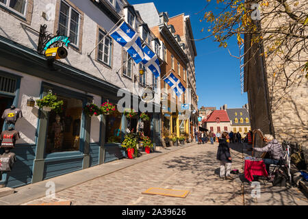 La ville de Québec, Canada - 5 octobre 2019 : drapeaux du Québec sur la rue Notre-Dame. Banque D'Images