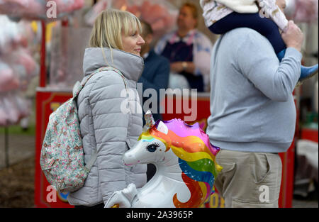 Dame blonde avec blow up Unicorn, à Goose Fair, Nottingham Banque D'Images