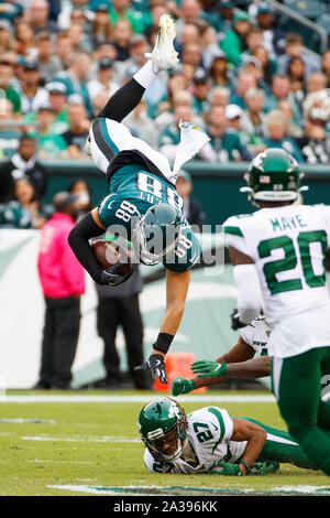 Philadelphie, Pennsylvanie, USA. 6 octobre, 2019. Philadelphia Eagles tight end Dallas Goedert (88) va voler dans les airs contre New York Jets Darryl évoluait Roberts (27) au cours de la NFL match entre les New York Jets et les Philadelphia Eagles au Lincoln Financial Field à Philadelphie, Pennsylvanie. Christopher Szagola/CSM/Alamy Live News Banque D'Images