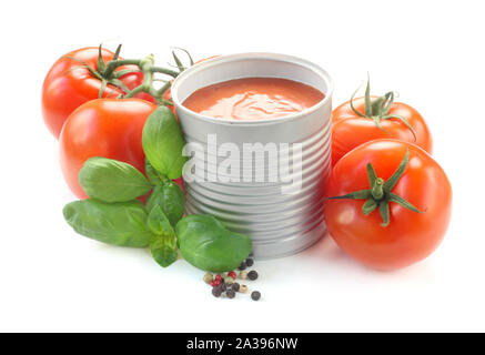 Soupe de tomate en boîte Isolated On White Banque D'Images