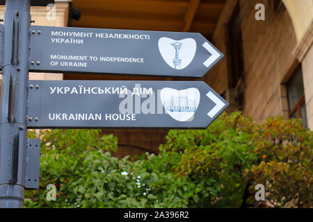 Kiev, indications de lieux historiques intéressants dans la capitale Kiev avec une inscription en ukrainien - Monument de l'indépendance de l'Ukraine, Ukra Banque D'Images