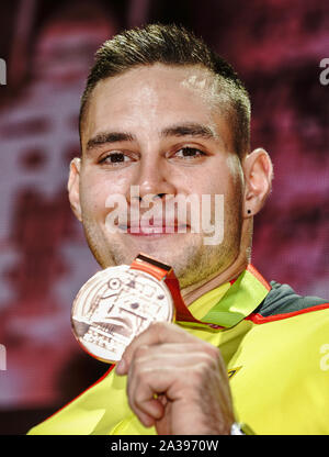 Doha, Qatar. 06 Oct, 2019. L'athlétisme, Championnats du monde, Championnats du monde, Khalifa International Stadium : lancer du javelot hommes. Johannes Vetter de l'Allemagne avec la médaille de bronze. Crédit : Michael Kappeler/dpa/Alamy Live News Banque D'Images