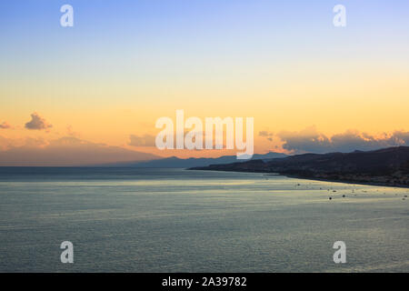 Spectaculaire coucher de soleil avec vue sur le Mt. Etna et Bova Marina coast en Calabre en Italie Banque D'Images