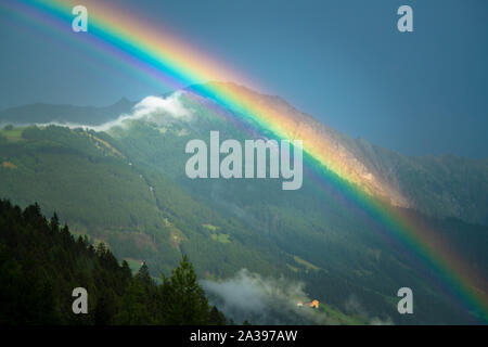 Arc-en-ciel sur un paysage alpin, Lienz, Autriche Banque D'Images