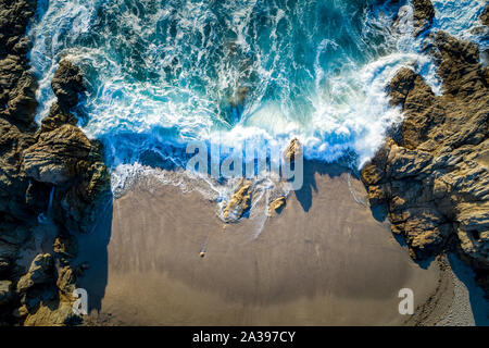 Vue aérienne de vagues se brisant sur la plage, Calvi, Corse, France Banque D'Images