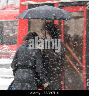 Belgrade, Serbie - 3 janvier, 2019 : un jeune couple qui attendait sous le parapluie d'autobus sur snowy city street Banque D'Images