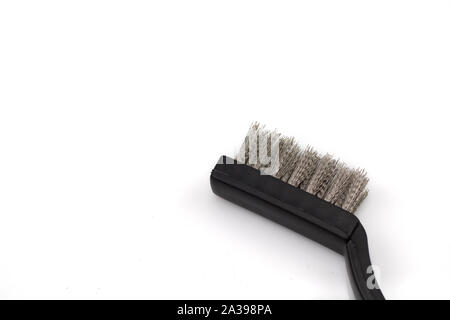 Un close up image d'une brosse métallique, tourné en macro sur un fond blanc avec un espace réservé au texte Banque D'Images