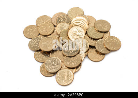 Un gros tas, tourné en macro, d'une pile de dix pièces kopeyka russe sur une surface propre, fond blanc Banque D'Images