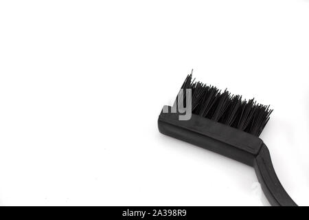 Un close up image d'une brosse métallique, tourné en macro sur un fond blanc avec un espace réservé au texte Banque D'Images