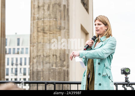 Maja Göpel de scientifiques pour l'avenir de parler à un vendredi pour les futurs rassemblement à Berlin, Allemagne en 2019. Banque D'Images