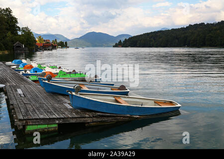 Bateaux de pêcheurs sur le lac de Walchensee, Bavière, Allemagne Banque D'Images