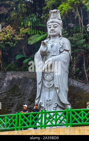 PAHANG MALAISIE - le 18 décembre 2018 : belle statue de Bouddha géant rock méditant dans Chin Swee caves temple chinois, de la Malaisie, Genting Highlands. Banque D'Images