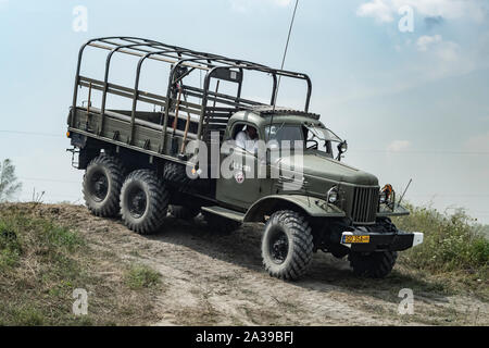 T'il hors route camion soviétique ZIL-157 sur la colline durant Rallye Véhicules militaires de l'opération "Tempête" à Trzebinia, Pologne Banque D'Images