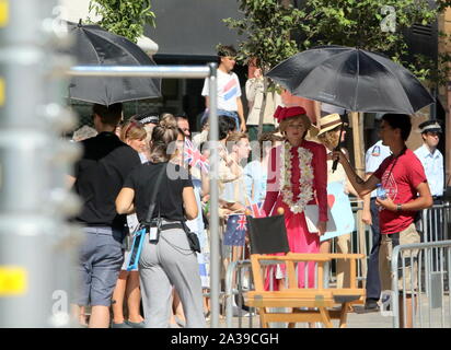 6 octobre 2019 - 6 octobre 2019 (Malaga ) Le centre de Malaga a accueilli ce dimanche le tournage de nouveaux chapitres de la quatrième saison de la Couronne, la série produite par Netflix qui raconte des moments différents dans la vie de la reine Elizabeth II et de la famille royale britannique. Parmi les nombreux acteurs qui ont joué dans la journée a été l'actrice Emma Corrin, qui joue Lady Di dans cette quatrième saison de la Couronne, la série qui recrée la biographie de la reine Elizabeth II d'Angleterre. Pendant ce temps, la troisième saison s'ouvre sur Netflix on 17 Novembre Crédit : Lorenzo Carnero/ZUMA/Alamy Fil Live News Banque D'Images