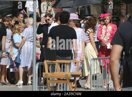 6 octobre 2019 - 6 octobre 2019 (Malaga ) Le centre de Malaga a accueilli ce dimanche le tournage de nouveaux chapitres de la quatrième saison de la Couronne, la série produite par Netflix qui raconte des moments différents dans la vie de la reine Elizabeth II et de la famille royale britannique. Parmi les nombreux acteurs qui ont joué dans la journée a été l'actrice Emma Corrin, qui joue Lady Di dans cette quatrième saison de la Couronne, la série qui recrée la biographie de la reine Elizabeth II d'Angleterre. Pendant ce temps, la troisième saison s'ouvre sur Netflix on 17 Novembre Crédit : Lorenzo Carnero/ZUMA/Alamy Fil Live News Banque D'Images