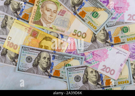 Dollars hryvnia et multi devises argent close-up top view concept financer l'investissement Banque D'Images