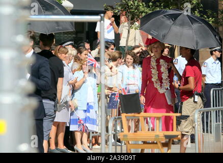 6 octobre 2019 - 6 octobre 2019 (Malaga ) Le centre de Malaga a accueilli ce dimanche le tournage de nouveaux chapitres de la quatrième saison de la Couronne, la série produite par Netflix qui raconte des moments différents dans la vie de la reine Elizabeth II et de la famille royale britannique. Parmi les nombreux acteurs qui ont joué dans la journée a été l'actrice Emma Corrin, qui joue Lady Di dans cette quatrième saison de la Couronne, la série qui recrée la biographie de la reine Elizabeth II d'Angleterre. Pendant ce temps, la troisième saison s'ouvre sur Netflix on 17 Novembre Crédit : Lorenzo Carnero/ZUMA/Alamy Fil Live News Banque D'Images