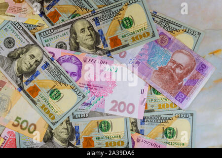 Multi devises dollars Argent et hryvnia, close-up top view concept financer l'investissement Banque D'Images