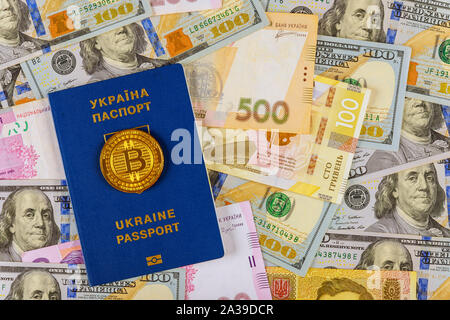 Passeport ukrainien avec de l'argent monnaie dollars et hryvnia, close-up top view concept financer l'investissement Banque D'Images